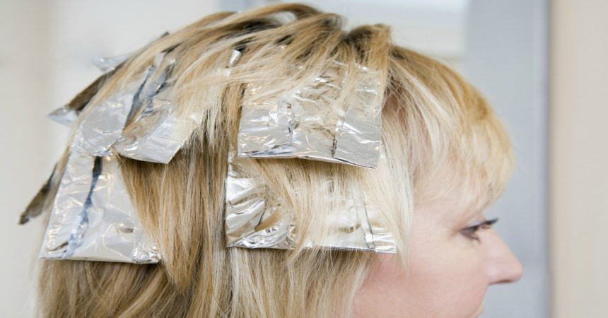 ¿Cómo hacer Highlights en el cabello con papel aluminio?